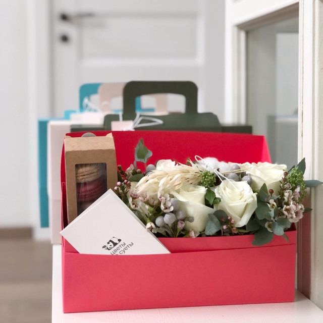 MF5213 - Коралловая IQ коробка-чемодан с розами и макаруни фото - moscowflorist.ru