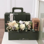 MF5214 - Зеленая IQ коробка-чемодан с нежными розами и макаруни картинка №2 - moscowflorist.ru MF5214 - Зеленая IQ коробка-чемодан с нежными розами и макаруни фото №2 - moscowflorist.ru