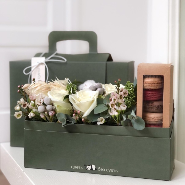 MF5214 - Зеленая IQ коробка-чемодан с нежными розами и макаруни фото - moscowflorist.ru