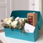 MF5215 - Голубая коробка-чемодан серии IQ с розами и макаруни картинка №4 - moscowflorist.ru MF5215 - Голубая коробка-чемодан серии IQ с розами и макаруни фото №4 - moscowflorist.ru