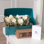 MF5215 - Голубая коробка-чемодан серии IQ с розами и макаруни картинка №2 - moscowflorist.ru MF5215 - Голубая коробка-чемодан серии IQ с розами и макаруни фото №2 - moscowflorist.ru