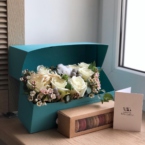 MF5215 - Голубая коробка-чемодан серии IQ с розами и макаруни картинка №5 - moscowflorist.ru MF5215 - Голубая коробка-чемодан серии IQ с розами и макаруни фото №5 - moscowflorist.ru