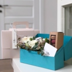 MF5215 - Голубая коробка-чемодан серии IQ с розами и макаруни картинка №3 - moscowflorist.ru MF5215 - Голубая коробка-чемодан серии IQ с розами и макаруни фото №3 - moscowflorist.ru