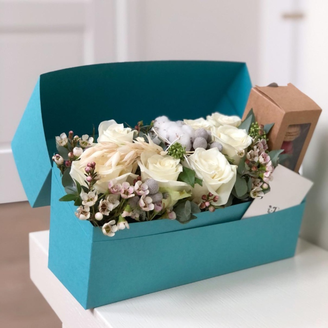 MF5215 - Голубая коробка-чемодан серии IQ с розами и макаруни фото - moscowflorist.ru