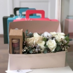 MF5216 - Кремовая IQ коробка чемодан с белыми розами и печеньем картинка №3 - moscowflorist.ru MF5216 - Кремовая IQ коробка чемодан с белыми розами и печеньем фото №3 - moscowflorist.ru