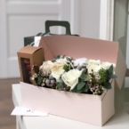 MF5216 - Кремовая IQ коробка чемодан с белыми розами и печеньем картинка №1 - moscowflorist.ru MF5216 - Кремовая IQ коробка чемодан с белыми розами и печеньем фото №1 - moscowflorist.ru