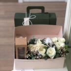 MF5216 - Кремовая IQ коробка чемодан с белыми розами и печеньем картинка №4 - moscowflorist.ru MF5216 - Кремовая IQ коробка чемодан с белыми розами и печеньем фото №4 - moscowflorist.ru