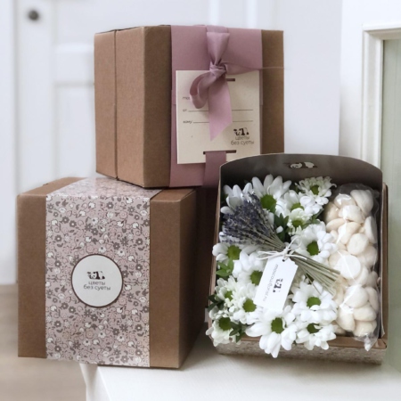 k5031 - Фирменный кубик с кустовой хризантемой и безе (от 5 шт.) - фото moscowflorist.ru