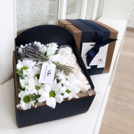 k5031 - Фирменный кубик с кустовой хризантемой и безе (от 5 шт.) - фото moscowflorist.ru