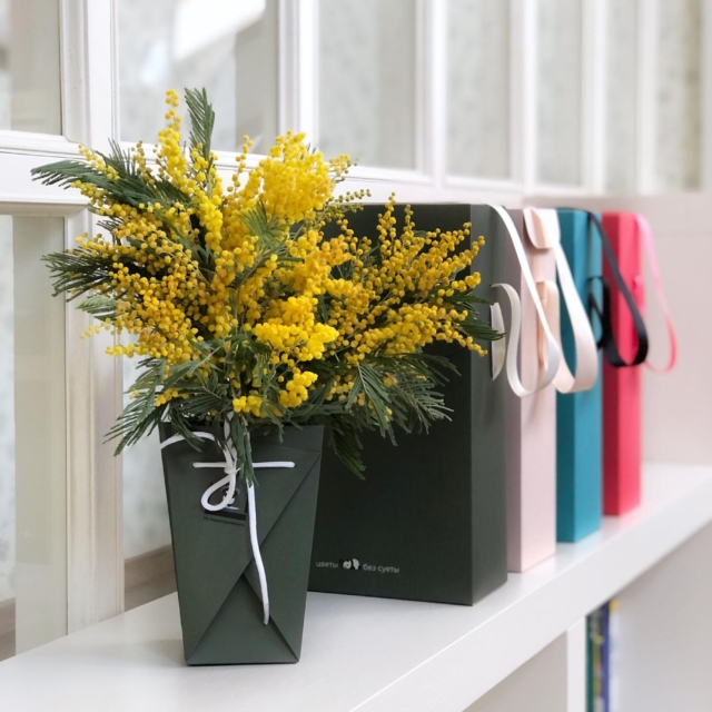 MF5131 - IQ коробка размер M с ароматной мимозой фото - moscowflorist.ru