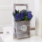 MF7048 - Деревянный ящик с синими гиацинтами фото №4 - moscowflorist.ru