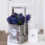 MF7048 - Деревянный ящик с синими гиацинтами фото №2 - moscowflorist.ru