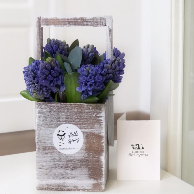 MF7048 - Деревянный ящик с синими гиацинтами фото - moscowflorist.ru