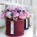 MF0574 - Бордовая шляпная коробка с пионами фото №1 - moscowflorist.ru