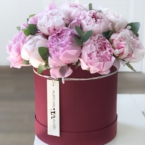 MF0574 - Бордовая шляпная коробка с пионами фото №4 - moscowflorist.ru