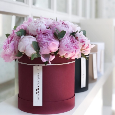 MF0574 - Бордовая шляпная коробка с пионами - фото moscowflorist.ru