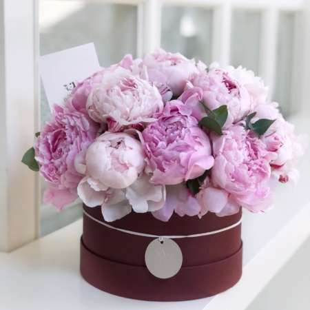 MF0574 - Бордовая шляпная коробка с пионами - фото moscowflorist.ru