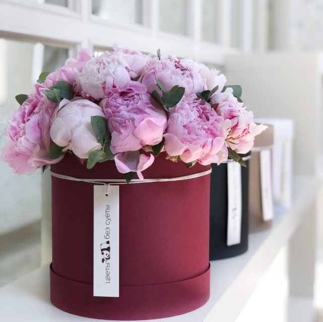 MF0574 - Бордовая шляпная коробка с пионами фото - moscowflorist.ru