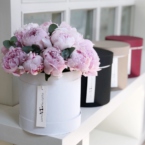 MF0575 - Белая шляпная коробка с пионами фото №3 - moscowflorist.ru