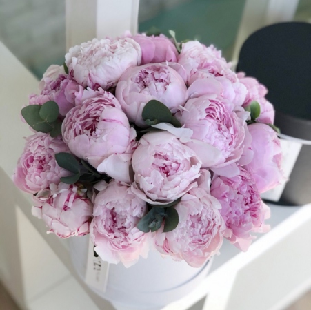 MF0575 - Белая шляпная коробка с пионами - фото moscowflorist.ru