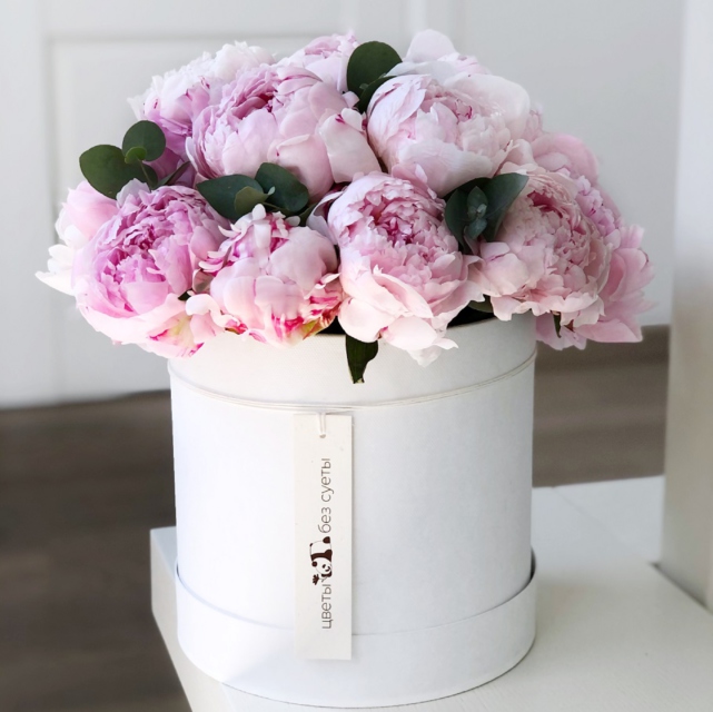 MF0575 - Белая шляпная коробка с пионами фото - moscowflorist.ru