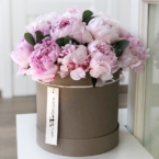 MF0577 - Бежевая круглая коробка с махровыми пионами фото №4 - moscowflorist.ru