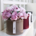 MF0577 - Бежевая круглая коробка с махровыми пионами фото №3 - moscowflorist.ru