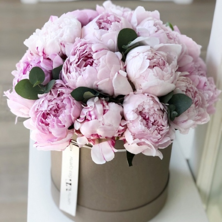 MF0577 - Бежевая круглая коробка с махровыми пионами - фото moscowflorist.ru