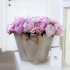 MF0694 - Кремовая фирменная сумка с 19 пионами фото №3 - moscowflorist.ru