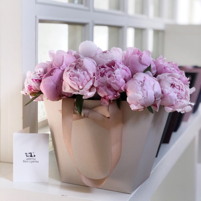 MF0694 - Кремовая фирменная сумка с 19 пионами фото - moscowflorist.ru
