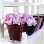 MF0696 - Фирменная сумка винного цвета с розовыми пионами фото №3 - moscowflorist.ru