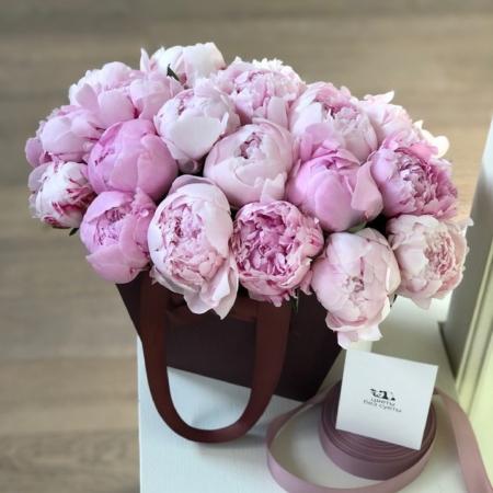 MF0696 - Фирменная сумка винного цвета с розовыми пионами - фото moscowflorist.ru