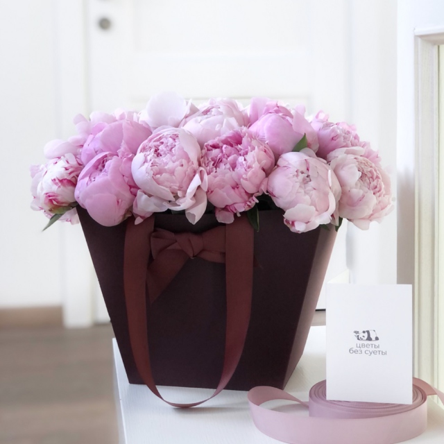MF0696 - Фирменная сумка винного цвета с розовыми пионами фото - moscowflorist.ru