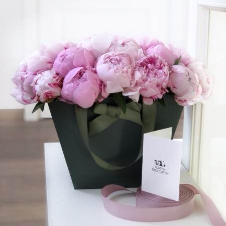 MF0697 - Зеленая фирменная сумка-коробка с розовыми пионами - фото moscowflorist.ru