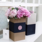 MF5850 - Фирменная коробка с 9 пионами картинка №2 - moscowflorist.ru MF5850 - Фирменная коробка с 9 пионами фото №2 - moscowflorist.ru