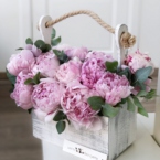 MF7049 - Деревянный ящик с махровыми пионами картинка №2 - moscowflorist.ru MF7049 - Деревянный ящик с махровыми пионами фото №2 - moscowflorist.ru