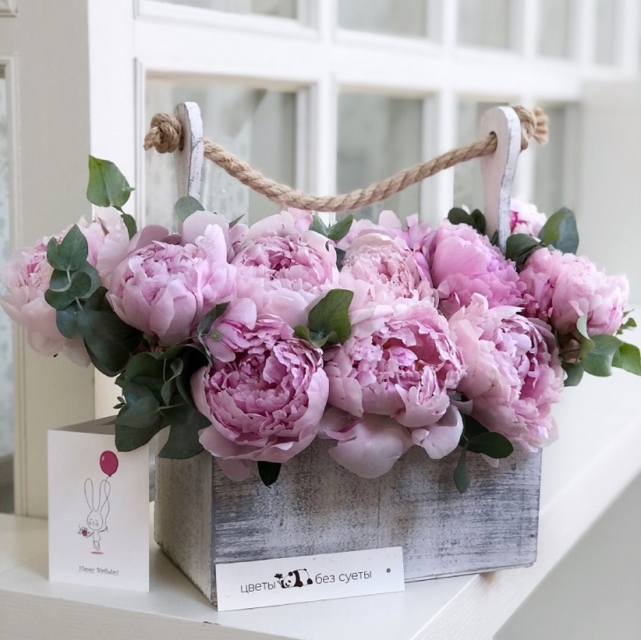 MF7049 - Деревянный ящик с махровыми пионами фото - moscowflorist.ru