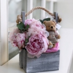 MF7050 - Деревянный ящик с пионами, игрушкой и безе картинка №2 - moscowflorist.ru MF7050 - Деревянный ящик с пионами, игрушкой и безе фото №2 - moscowflorist.ru