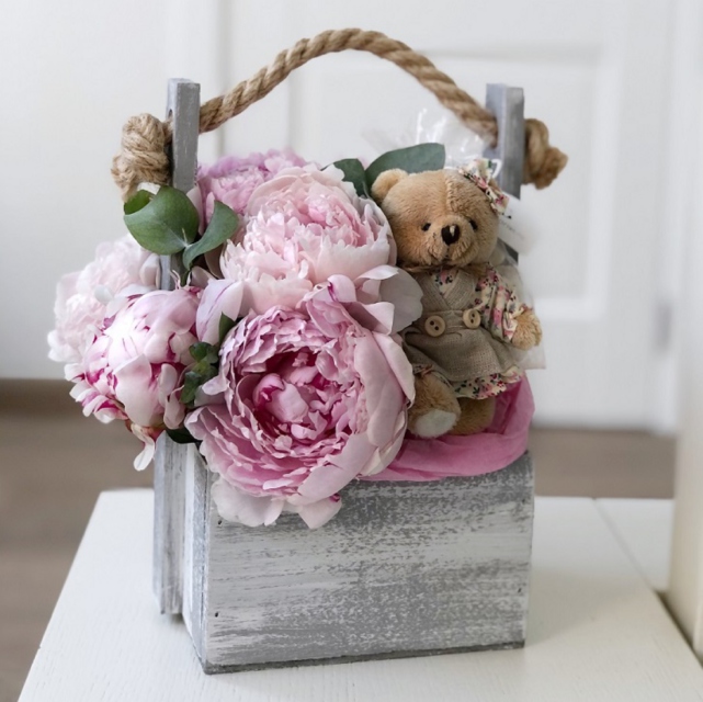 MF7050 - Деревянный ящик с пионами, игрушкой и безе фото - moscowflorist.ru