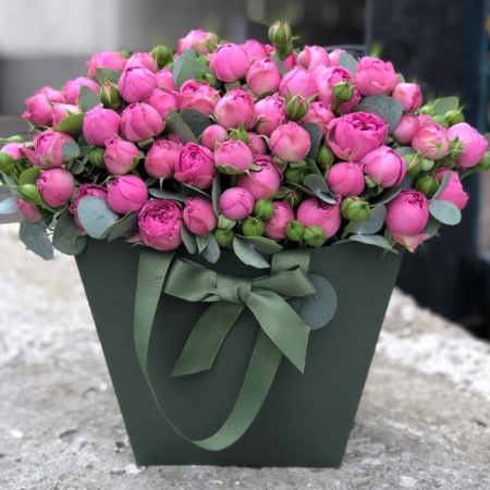 MF7710 - Цветочная сумка с яркой кустовой розой - фото moscowflorist.ru