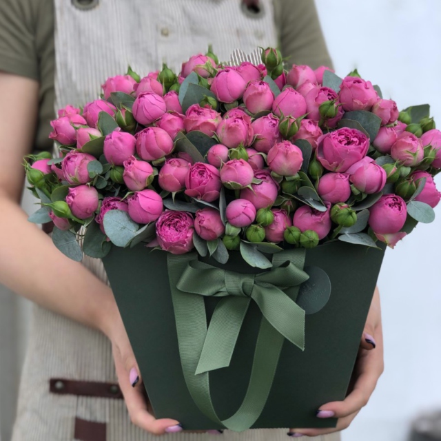 MF7710 - Цветочная сумка с яркой кустовой розой фото - moscowflorist.ru