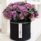 MF0582- Черная шляпная коробка с сиреневыми цветами картинка №1 - moscowflorist.ru MF0582- Черная шляпная коробка с сиреневыми цветами фото №1 - moscowflorist.ru
