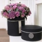 MF0582- Черная шляпная коробка с сиреневыми цветами картинка №2 - moscowflorist.ru MF0582- Черная шляпная коробка с сиреневыми цветами фото №2 - moscowflorist.ru