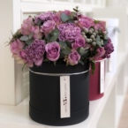 MF0582- Черная шляпная коробка с сиреневыми цветами картинка №3 - moscowflorist.ru MF0582- Черная шляпная коробка с сиреневыми цветами фото №3 - moscowflorist.ru