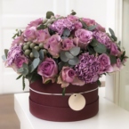 MF0579 - Бордовая коробка с сиреневыми цветами картинка №1 - moscowflorist.ru MF0579 - Бордовая коробка с сиреневыми цветами фото №1 - moscowflorist.ru