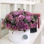 MF0581 - Белая шляпная коробка с сиреневыми цветами картинка №3 - moscowflorist.ru MF0581 - Белая шляпная коробка с сиреневыми цветами фото №3 - moscowflorist.ru