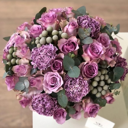 MF0581 - Белая шляпная коробка с сиреневыми цветами - фото moscowflorist.ru