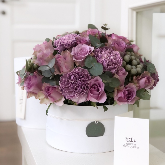 MF0581 - Белая шляпная коробка с сиреневыми цветами фото - moscowflorist.ru