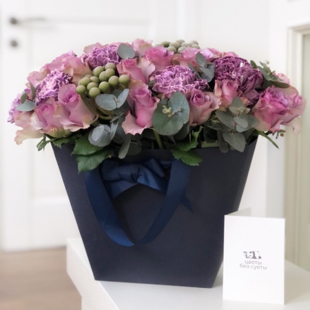 MF7712 - Темно-синяя фирменная сумка с сиреневыми розами - фото moscowflorist.ru