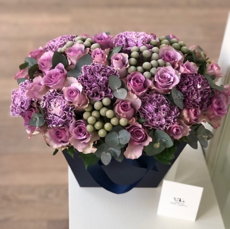 MF7712 - Темно-синяя фирменная сумка с сиреневыми розами - фото moscowflorist.ru